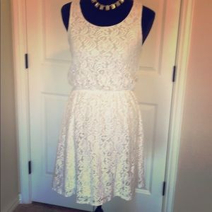 Women’s White Lace Sleeveless Dress